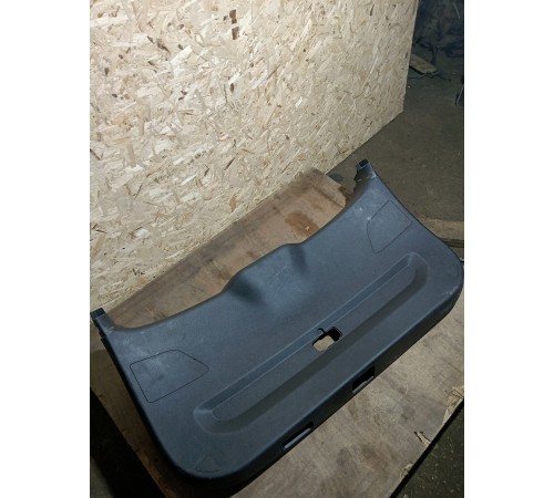 Обшивка крышки двери багажника