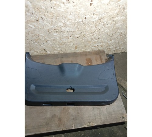 Обшивка крышки двери багажника