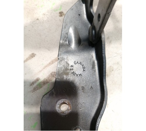 Петля капота правая