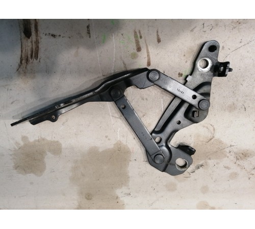 Петля капота правая