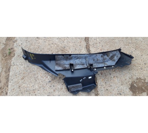 Накладка крышки багажника (левая)