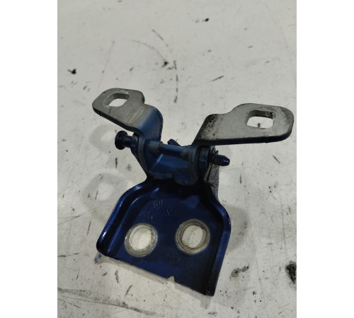 Петля двери(задняя левая нижняя)