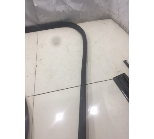 Уплотнитель двери (задний, левый)