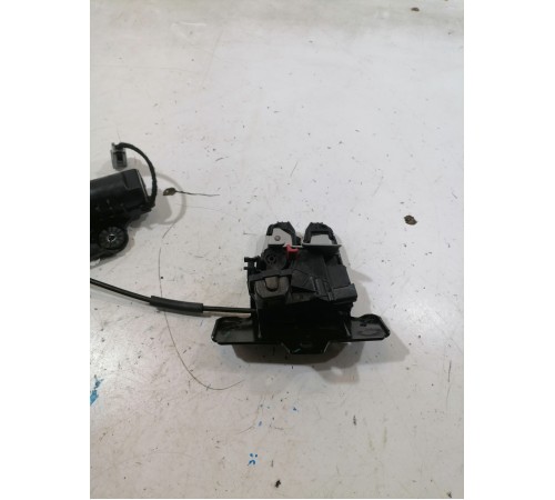 Замок крышки багажника с доводчиком