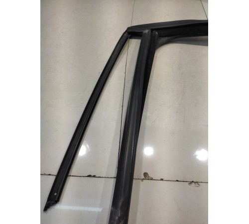 Уплотнитель стекла (задний, левый)