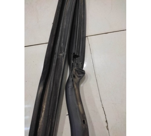 Уплотнитель стекла (задний, левый)