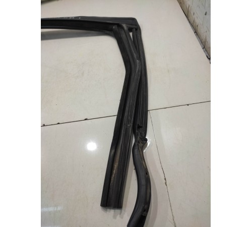 Уплотнитель стекла (задний, левый)