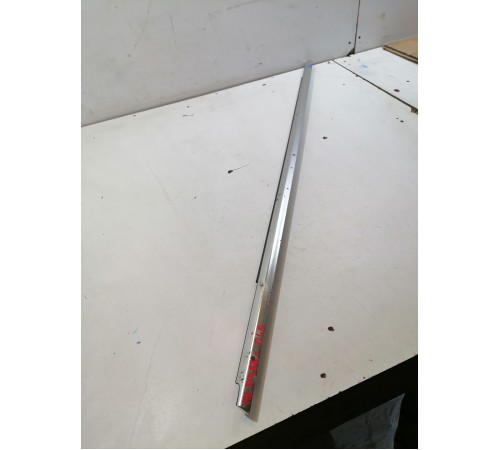 Молдинг двери передний левый