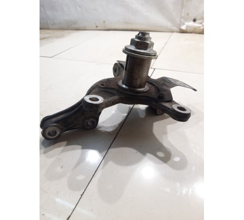 Поворотный кулак (передний, правый)