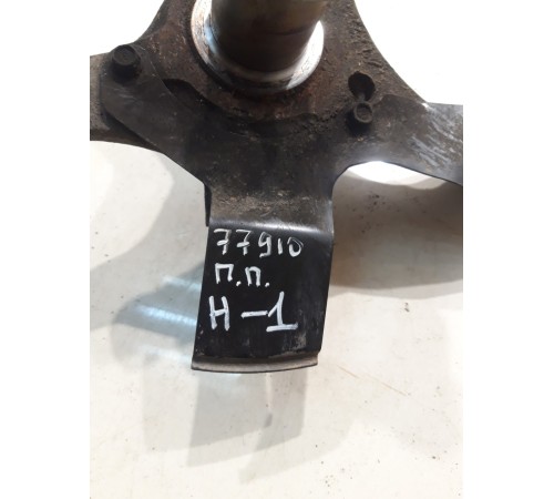 Поворотный кулак (передний, правый)