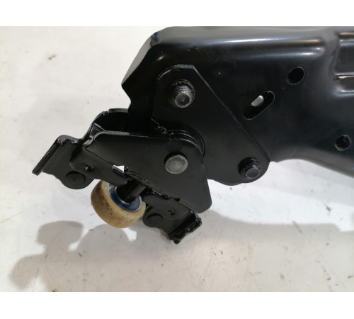 Направляющий ролик левой сдвижной двери нижний