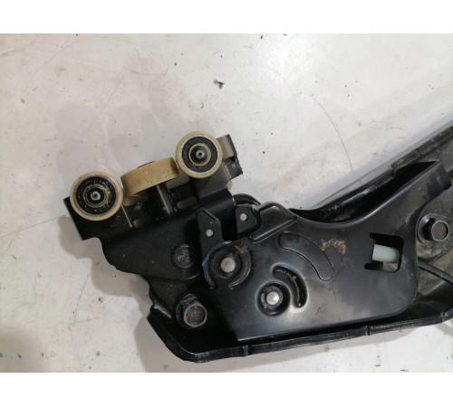 Направляющий ролик левой сдвижной двери нижний