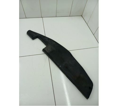 Уплотнитель крыла передний правый