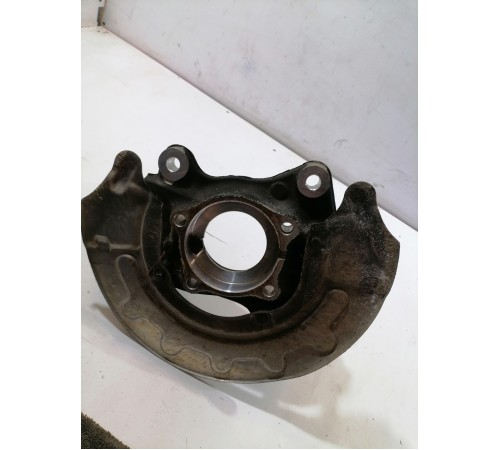 Кулак поворотный передний правый