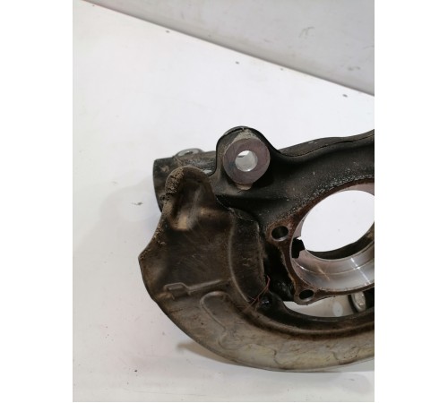 Кулак поворотный передний правый