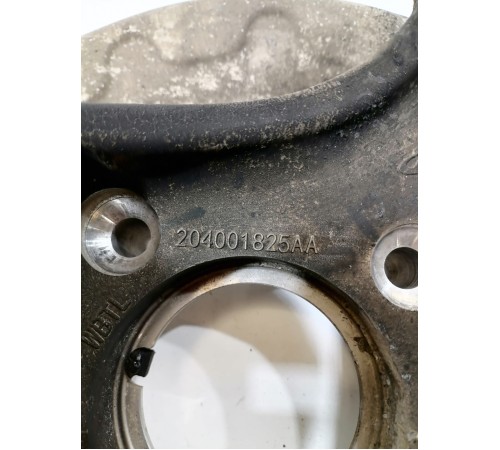 Кулак поворотный передний правый