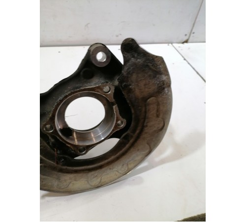 Кулак поворотный передний правый