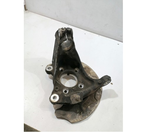 Кулак поворотный передний правый