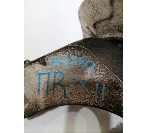 Кулак поворотный передний правый