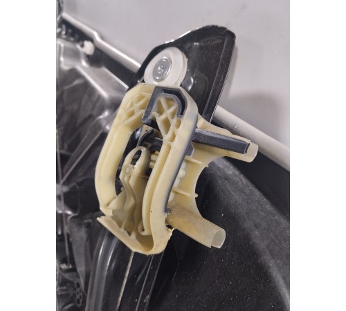 Стеклоподъемник (передний правый)