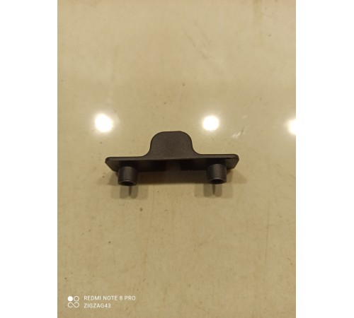 Крепление крючка(фиксатора) пола багажника