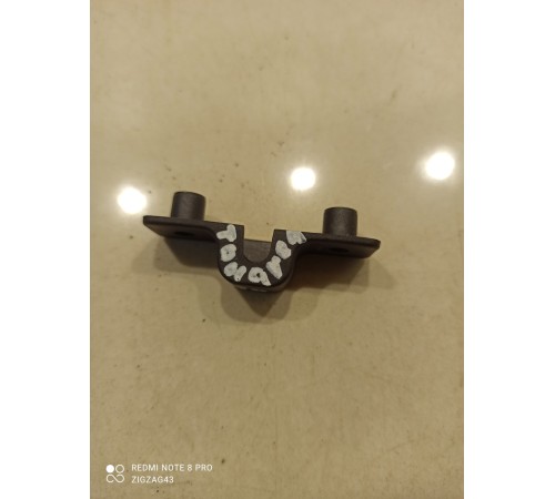 Крепление крючка(фиксатора) пола багажника