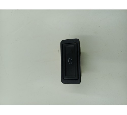 Кнопка открывания багажника