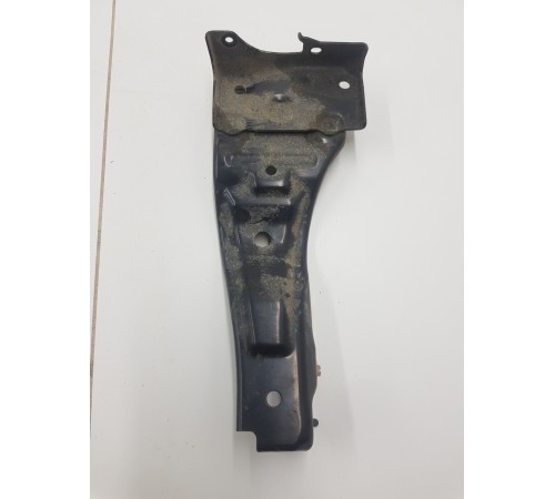 Кронштейн кузова передний правый