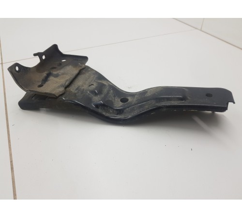 Кронштейн кузова передний правый