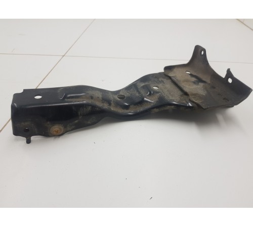 Кронштейн кузова передний правый