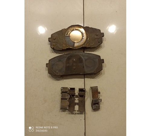 Тормозные колодки (передние левые)