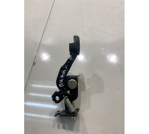 Рычаг открывания лючка бензобака