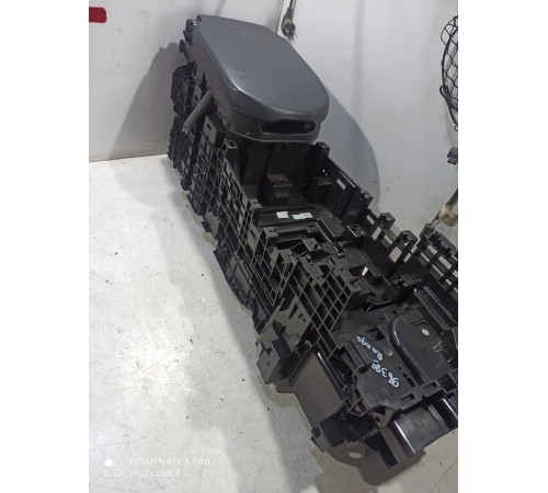 Центральная консоль с подлокотником