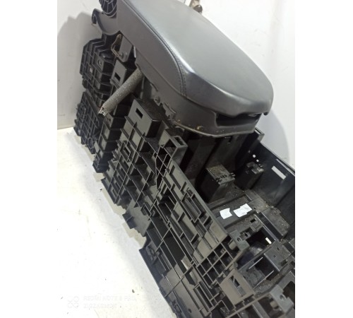 Центральная консоль с подлокотником