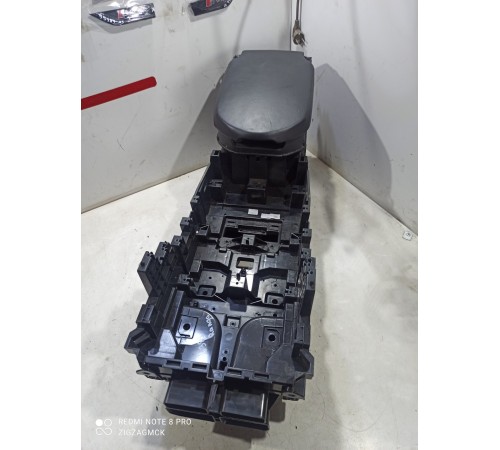 Центральная консоль с подлокотником