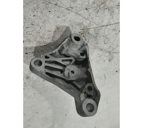 Кронштейн опоры двигателя левый