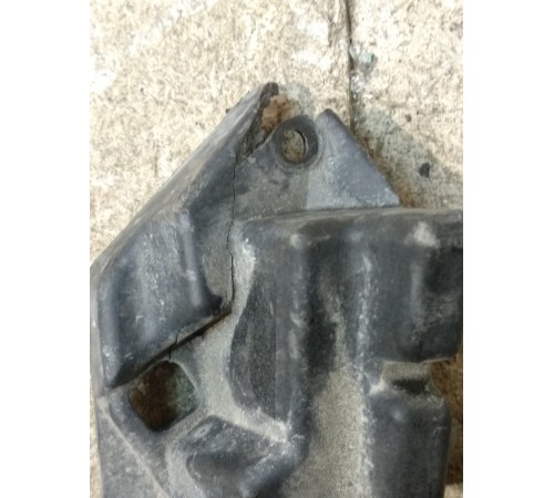 Кронштейн переднего бампера левый