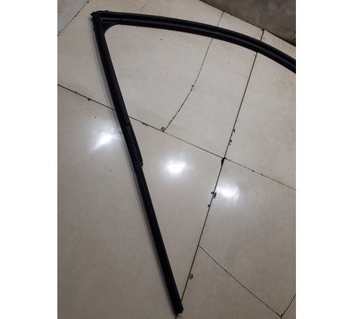 Уплотнитель стекла двери (передний правый)