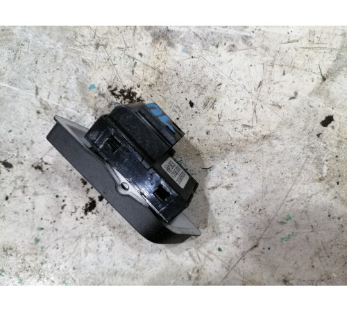 Кнопка блокировки дверей передняя левая