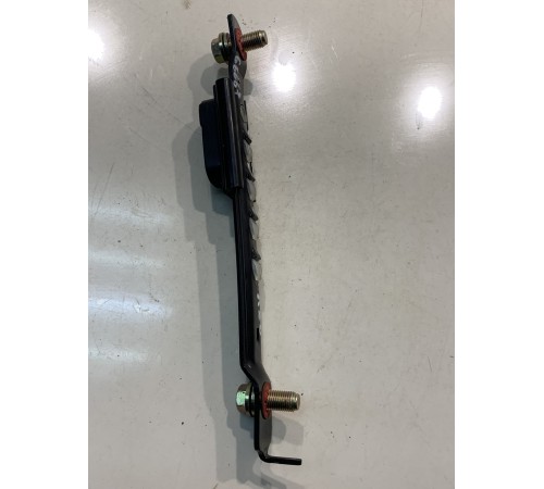 Регулятор высоты ремня безопасности (передний, левый)