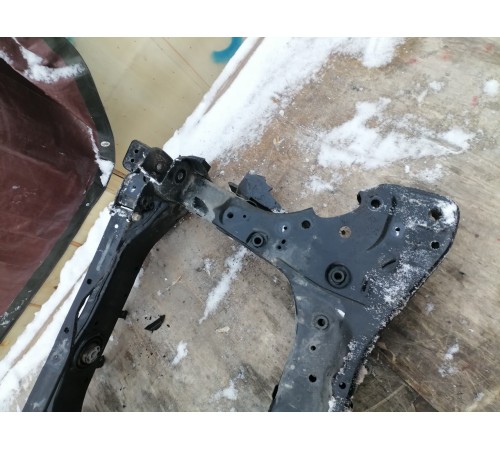 Подрамник передний