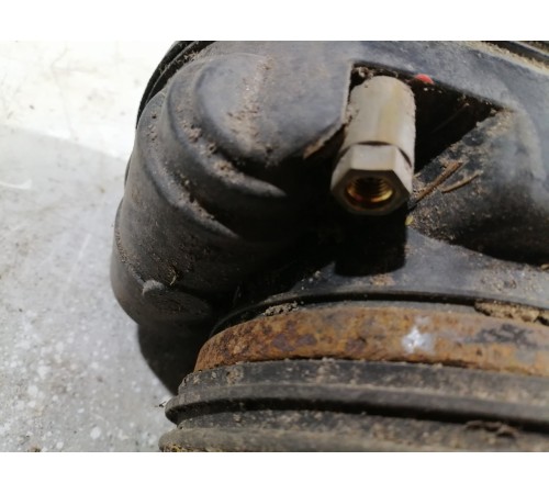 Передняя пневмостойка левая