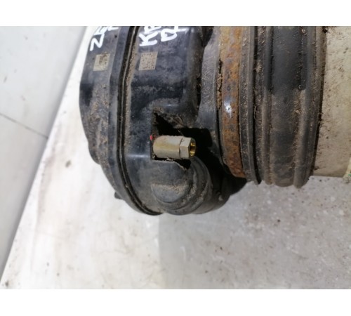 Передняя пневмостойка левая