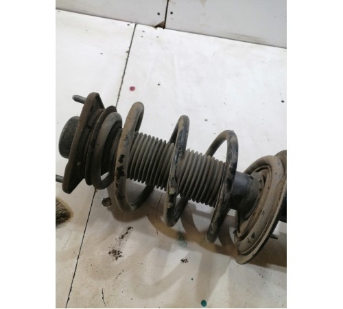 Амортизатор подвески передний правый в сборе