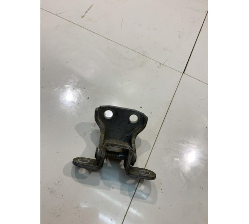 Нижняя петля передней левой двери