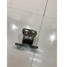 Нижняя петля передней левой двери