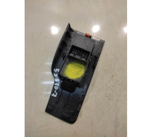 Кнопка стеклоподъемника (задняя, правая)