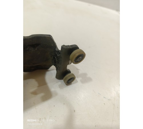 Направляющий ролик левой сдвижной двери