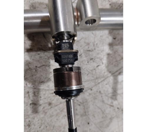 Топливная рампа рейка в комплекте с форсунками