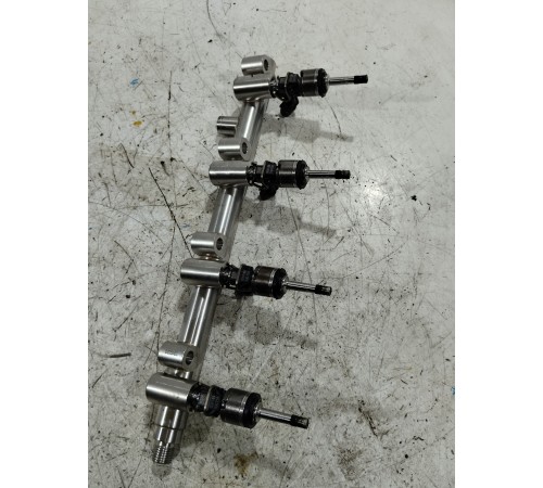 Топливная рампа рейка в комплекте с форсунками